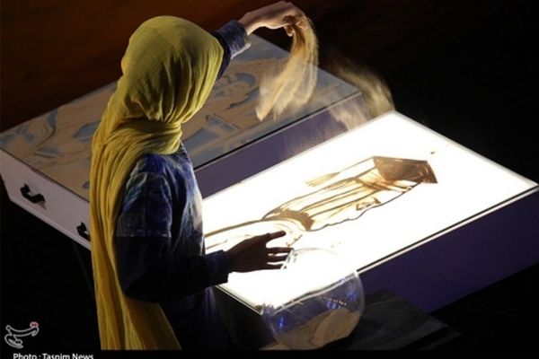 نقاشی «فاطمه عبادی» با شن در گردهمایی بانوان و دختران در حرم امام رضا(ع) + فیلم