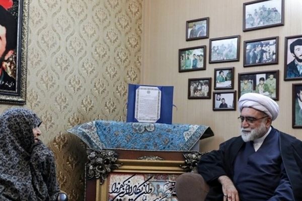 تولیت آستان قدس رضوی با خانواده شهیدان برونسی و کاوه دیدار کرد