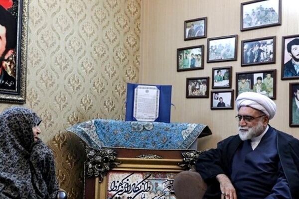 تولیت آستان قدس رضوی با خانواده شهیدان برونسی و کاوه دیدار کرد