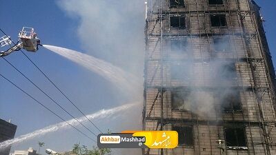 آتش سوزی نمای ساختمان در حال احداث در بلوار دانشجو مشهد+ فیلم