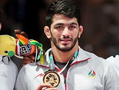 حسن یزدانی مدال­‌های قهرمانی خود را به موزه آستان قدس رضوی اهدا کرد‌