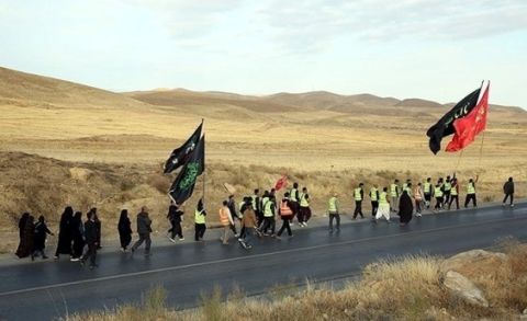 سیل زائران پیاده در مسیرهای منتهی به مشهدالرضا(ع)+فیلم