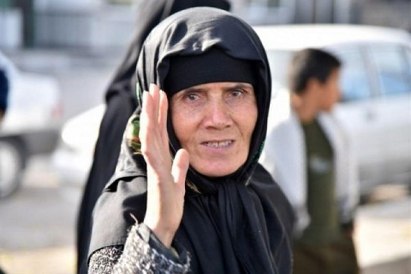 8 سال است پیاده به حرم امام رضا(ع) مشرف می‌شوم؛ شفای دخترم را از حضرت گرفتم+فیلم