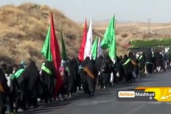 حرکت زائران پیاده امام رضا(ع) در جاده های منتهی به مشهد