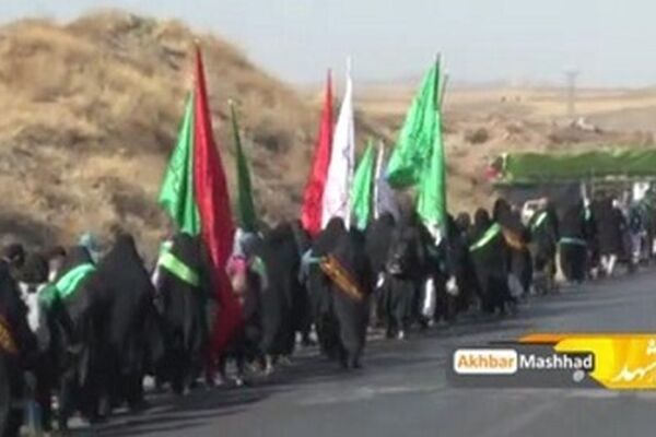 حرکت زائران پیاده امام رضا(ع) در جاده های منتهی به مشهد