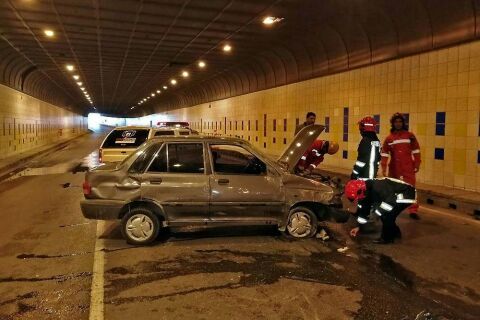 بر اثر واژگونی پراید در زیرگذر میدان شهدای مشهد ۲ خانم مجروح شدند