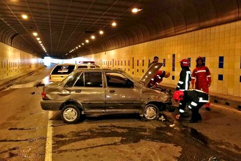 بر اثر واژگونی پراید در زیرگذر میدان شهدای مشهد ۲ خانم مجروح شدند