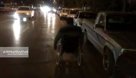 نبود معابر و پیاده رو مناسب در خیابان هاشمی نژاد ویژه معلولین