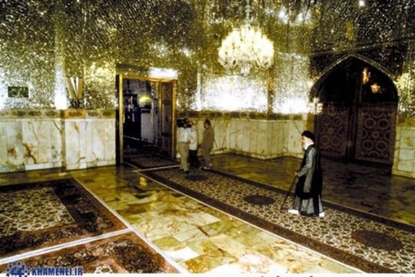 تصاویر کمتردیده‌شده از رهبر انقلاب در حرم امام رضا(ع)