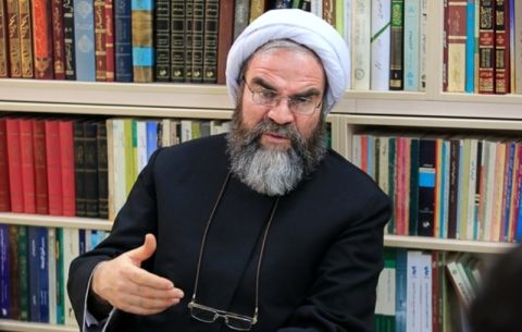 پیش‌تر رفتن و عقب افتادن از امام یک انحراف است