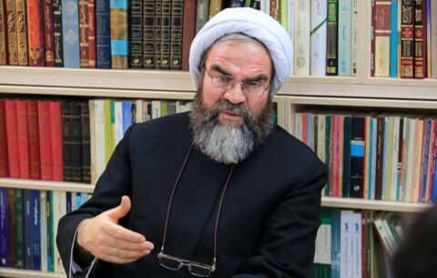 پیش‌تر رفتن و عقب افتادن از امام یک انحراف است