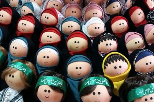 اهدای عروسک‌های رضا و مرضیه به زائران خردسال امام رضا (ع)