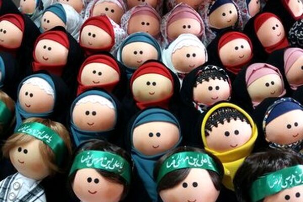 اهدای عروسک‌های رضا و مرضیه به زائران خردسال امام رضا (ع)