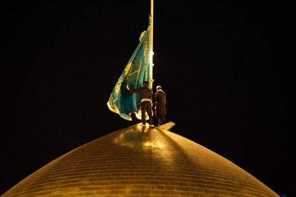 پرچم سبز بر فراز گنبد حرم مطهر افراشته شد