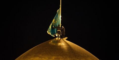 پرچم سبز بر فراز گنبد حرم مطهر افراشته شد