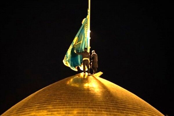 پرچم سبز بر فراز گنبد حرم مطهر افراشته شد