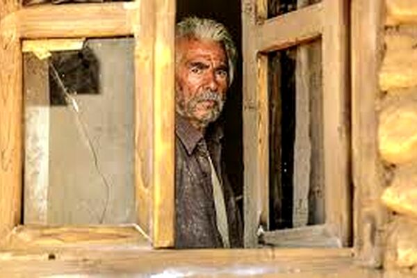 «خروج» حاتمی کیا را در فیلیمو و نماوا ببنید