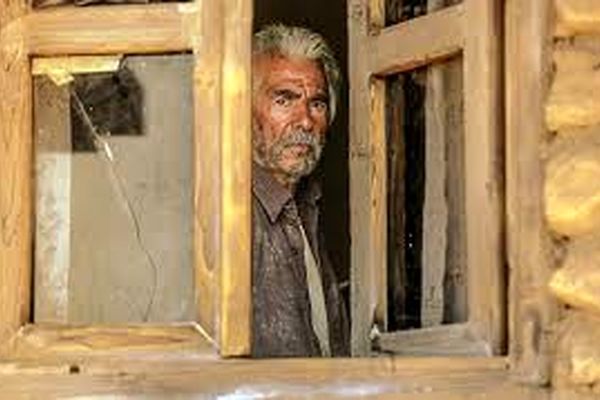 «خروج» حاتمی کیا را در فیلیمو و نماوا ببنید