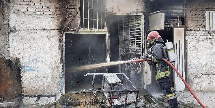 مهار آتش‌سوزی مغازه «بنزین فروشی» در مشهد