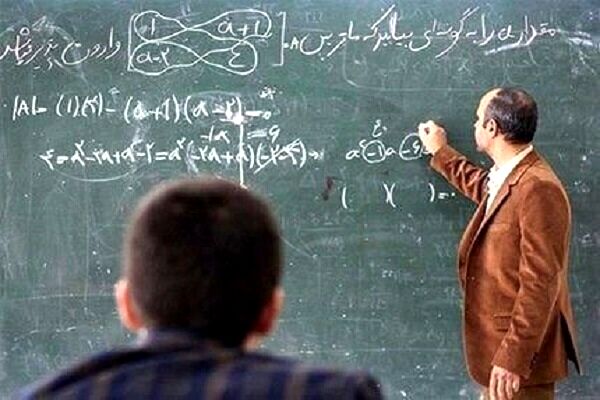 مسئله معیشت معلمان با سخنرانی حل نمی‌شود