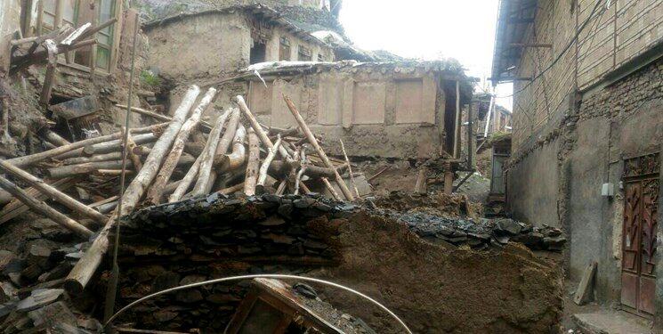 تخریب‌ها در روستای کنگ توسط اهالی این روستا برای بازسازی منازل انجام شده است