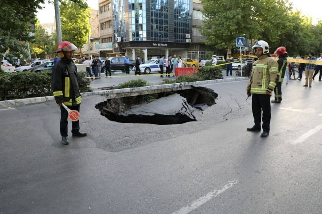 مسدود شدن خیابان خرمشهر مشهد به دلیل فرونشست زمین