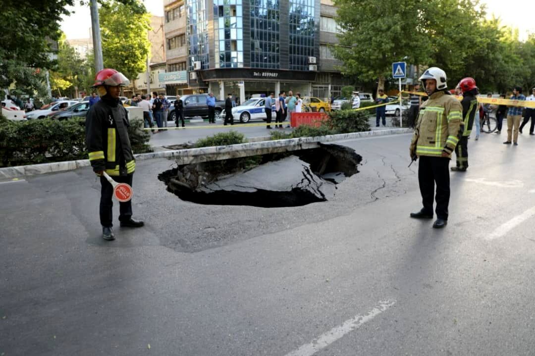 مسدود شدن خیابان خرمشهر مشهد به دلیل فرونشست زمین