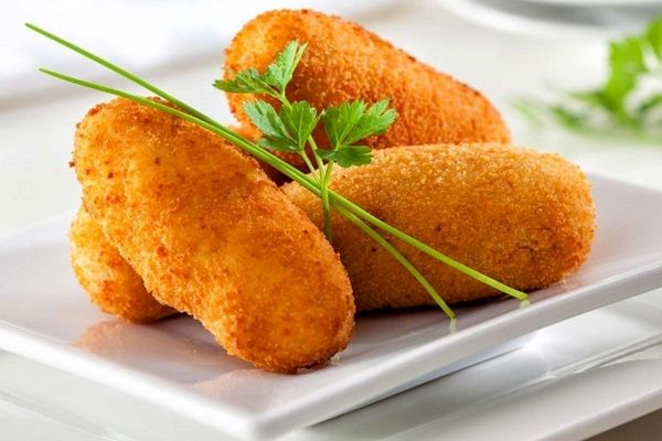 طرز تهیه کراکت مرغ و پنیر؛ یک غذای فست‌فودی در خانه