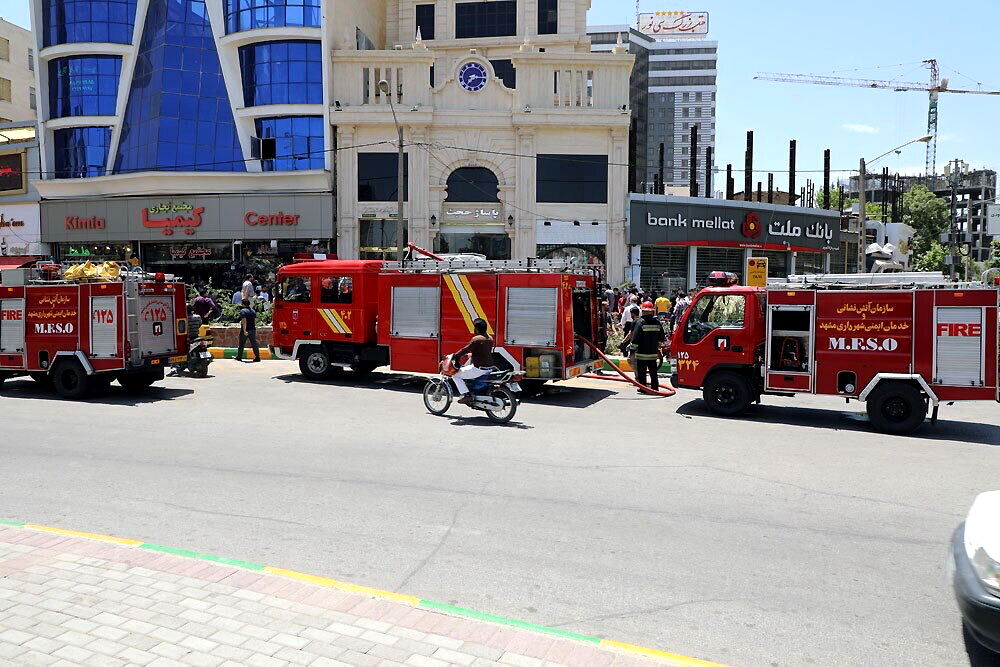 پاساژی در مشهد طعمه حریق شد