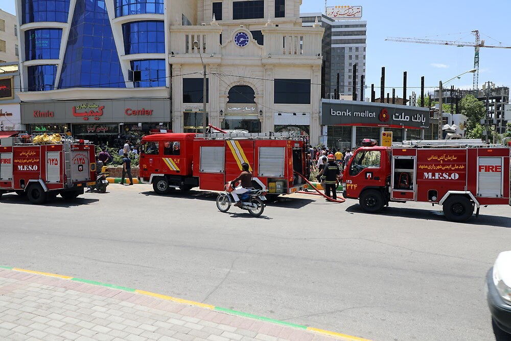 پاساژی در مشهد طعمه حریق شد