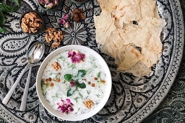 طرز تهیه آب‌دوغ‌خیار؛ خنک، سبک و تابستانه