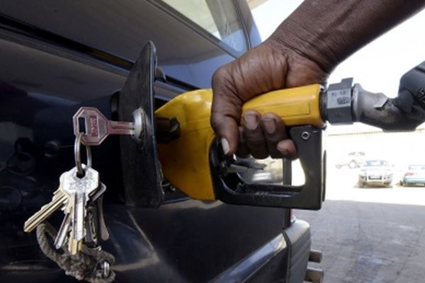 زمزمه سهمیه بندی و افزایش قیمت بنزین