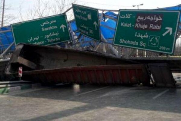 فیلمی از سقوط پل عابر پیاده در مشهد