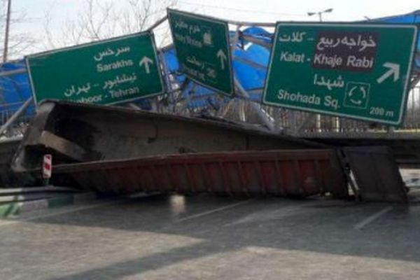 فیلمی از سقوط پل عابر پیاده در مشهد