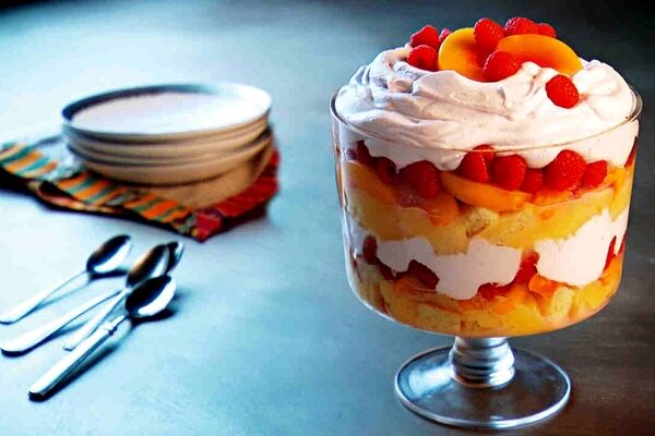طرز تهیه ترایفل میوه‌ای؛ دسری جذاب در زمان کوتاه