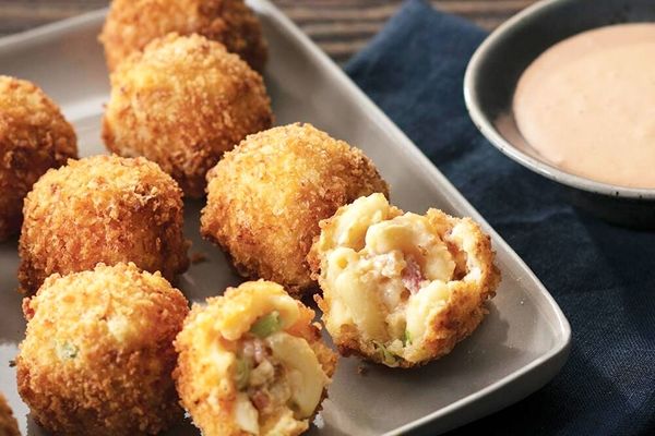 طرز تهیه توپک سیب‌زمینی پنیری؛ برای جوان‌ترها