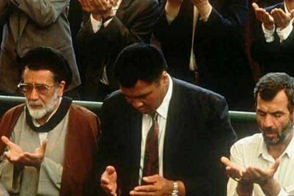 خاطره استاندار اسبق خراسان از سفر «محمد علی کلی» به ایران / بوکسوری که آمد آتش جنگ را خاموش کند