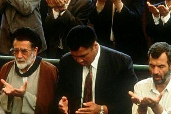 خاطره استاندار اسبق خراسان از سفر «محمد علی کلی» به ایران / بوکسوری که آمد آتش جنگ را خاموش کند