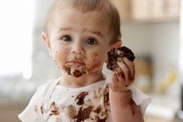 چطور لکه شکلات را از روی فرش و لباس پاک کنیم؟