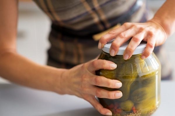 ترفندی برای بازکردن در بطری‌های شیشه‌ای