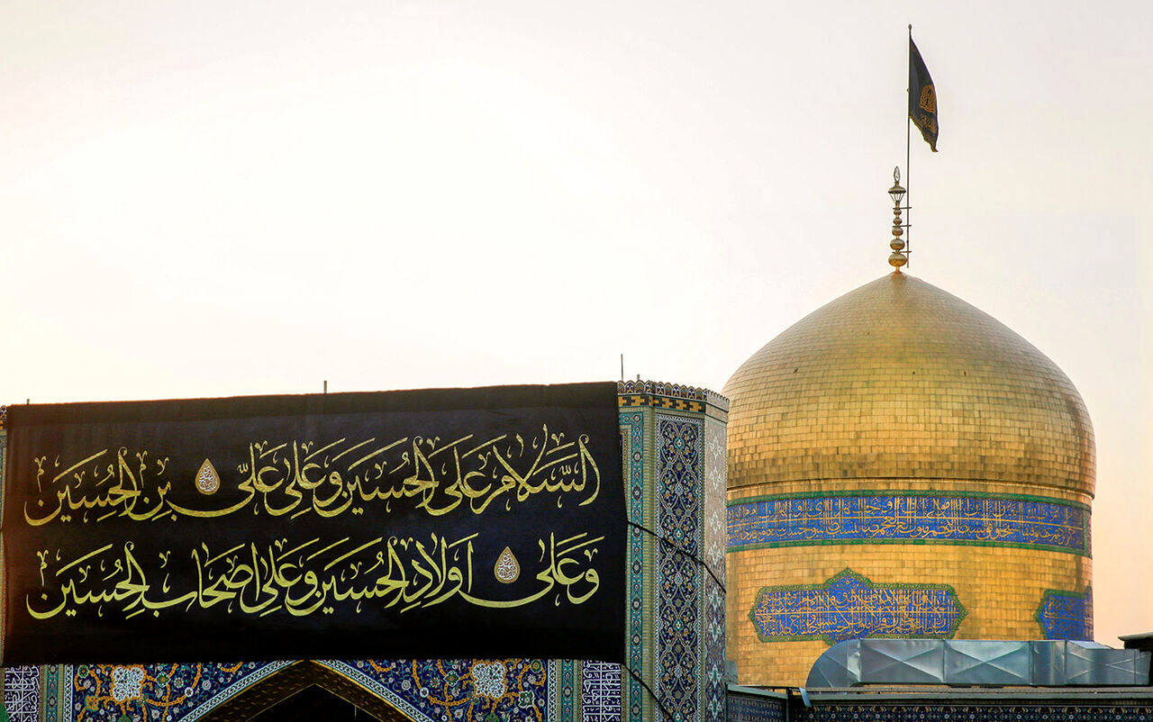 صحن و سرای بارگاه منور رضوی سیاه پوش شد