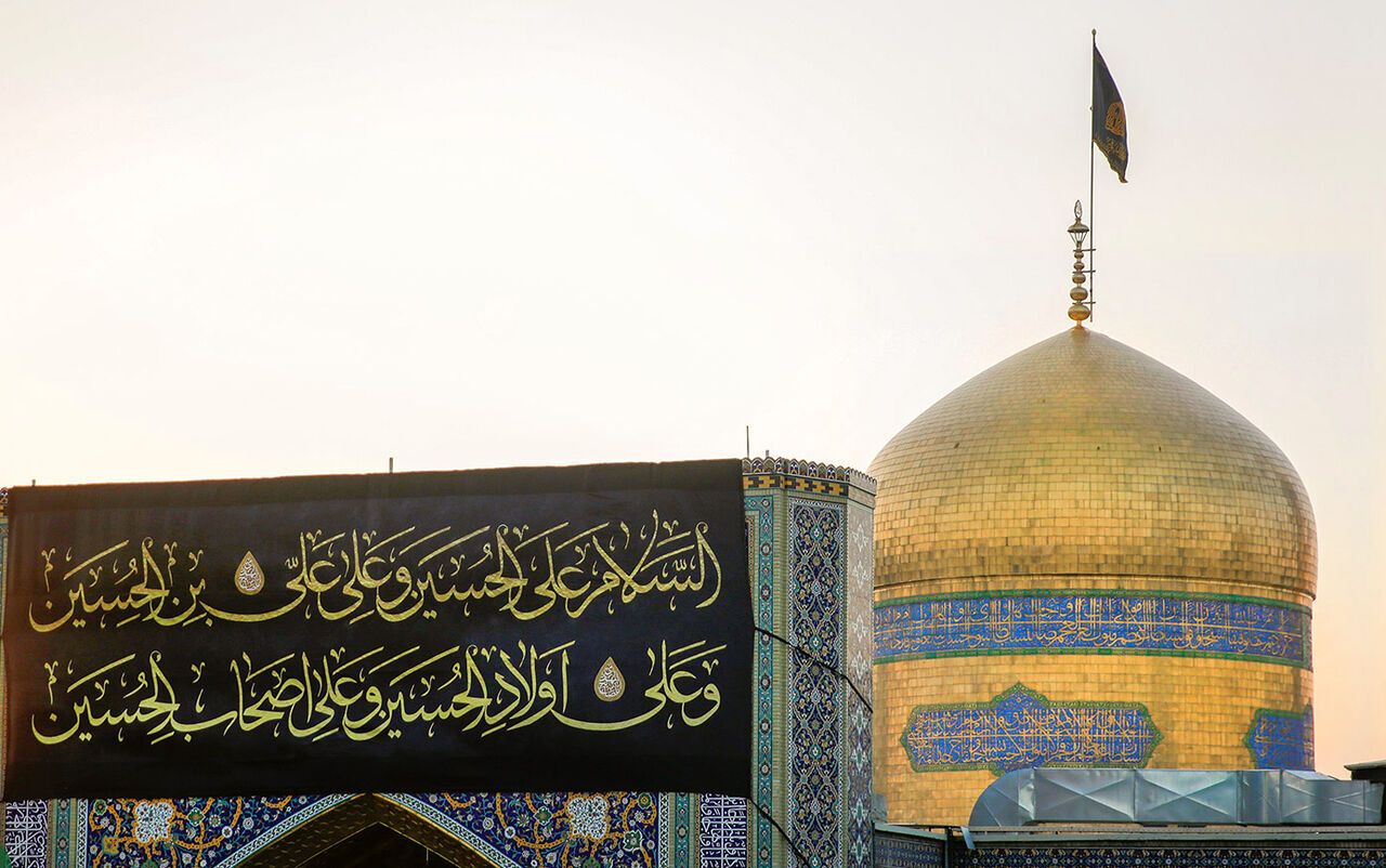 صحن و سرای بارگاه منور رضوی سیاه پوش شد