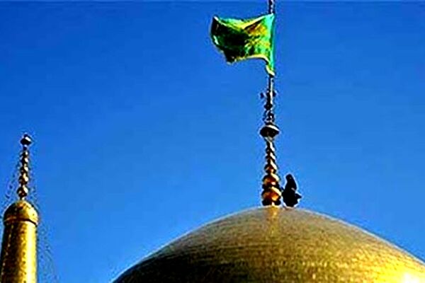 تعویض پرچم سیاه و اهتزاز پرچم سبز حرم مطهر رضوی