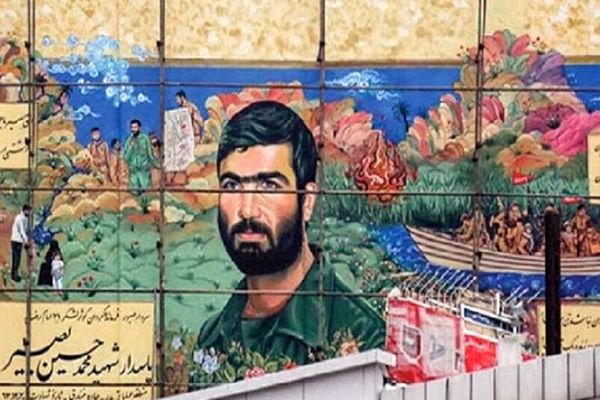 اکران ۵۳ قاب عکس شهری مزین به تصاویر شهدای دفاع مقدس در مشهد