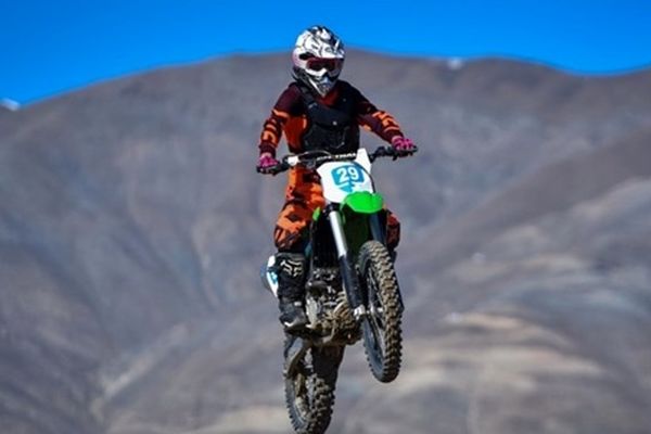 حمایت آیت‌الله علم‌الهدی از صدور مجوز فعالیت بانوان در موتور سواری