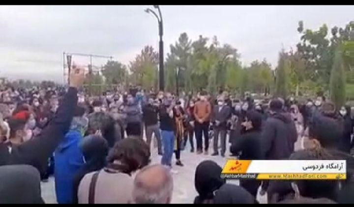 هم‌خوانی قطعه مرغ سحر توسط دوستداران استاد شجریان در آرامگاه فردوسی