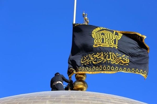 فیلم| تعویض کتیبه‌های عزا در حرم مطهر رضوی