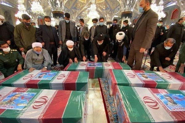 فیلم| گوشه‌ای از مراسم وداع با شهدای خان طومان در حرم مطهر رضوی