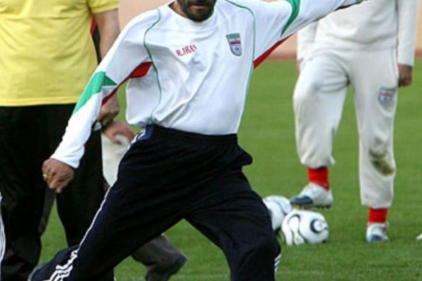  ماجرای عکس معروف احمدی‌نژاد با لباس تیم ملی