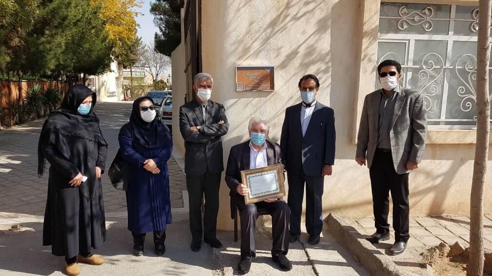 نهمین کاشی ماندگار خراسان رضوی به پیشکسوت مجموعه دار میراث فرهنگی رسید